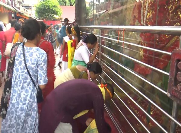 India News | Assam: Devotees Flock to Kamakhya Temple for Ambubachi Mela