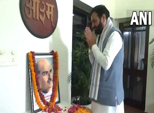 India News |   Haryana CM Saini Pays Floral Tributes to Syama Prasad Mookerjee