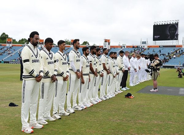 Sports News | India and England Players Wear Black Armbands to Pay Tribute to Dilip Doshi