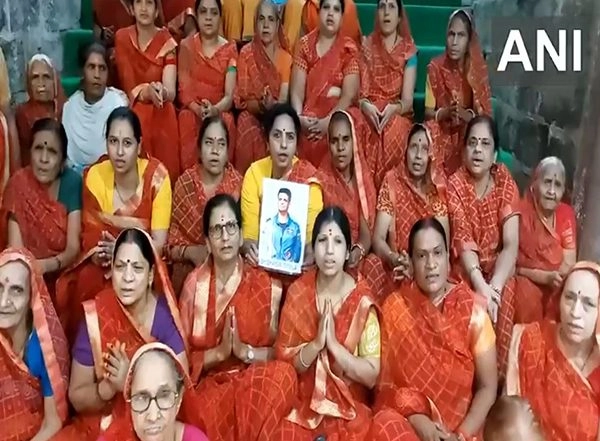 India News | Ujjain: Devotees Offer Prayers at Mahakaleshwar Temple for Group Captain Shubhanshu Shukla's Success