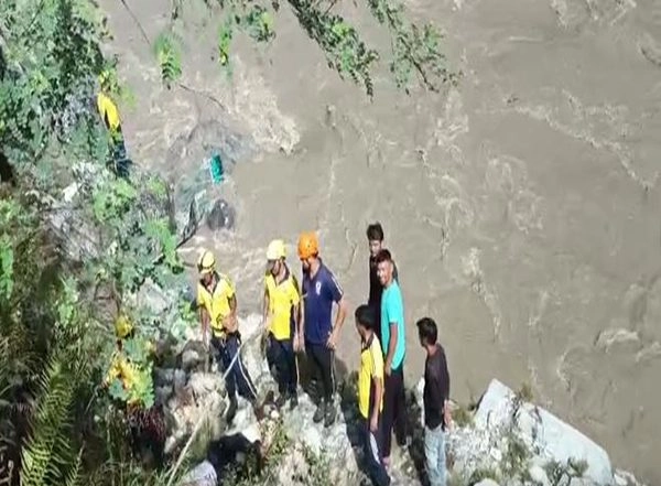 India News | Three Dead, Several Injured After Bus Plunges into River in Uttarakhand's Rudraprayag