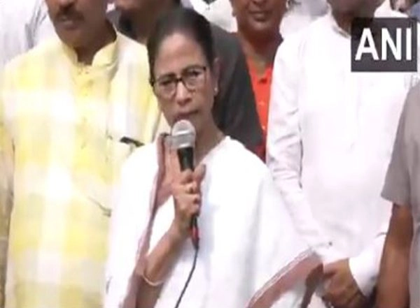 India News | Bengal CM Mamata Banerjee Visits Lord Jagannath Temple in Digha