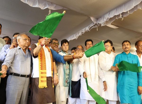 India News | Union Minister Scindia Flags off Gwalior-Bengaluru Express; Railway Minister Ashwini Vaishnaw, CM Mohan Yadav Join Virtually