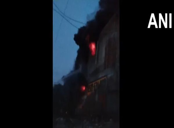 India News | Massive Fire Breaks out in Paint Factory in New Delhi's Bawana; 25 Fire Tenders Rushed to Site