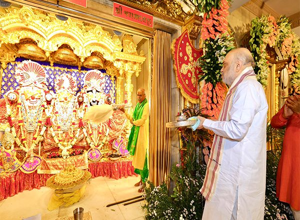 India News | Union Minister Amit Shah Offers Prayers at Ahmedabad's Jagannath Temple as Rath Yatra Commences