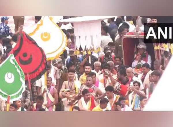 India News | Odisha: Gajapati Maharaja Performs Chhera Pahanra Ritual, Sweeps Rath Yatra Chariots with Golden Broom in Puri