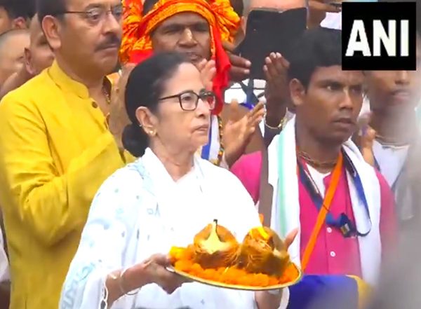 India News | West Bengal CM Mamata Banerjee Participates in First Rath Yatra at Jagannath Temple in Digha