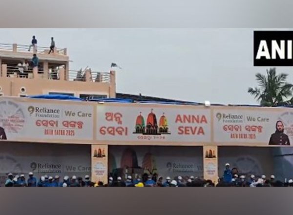 India News | Odisha: Reliance Foundation Serves Meals to Devotees, Police Personnel During Jagannath Rath Yatra Under 'We Care' Initiative