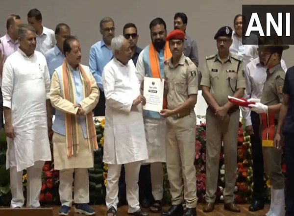 India News | Bihar CM Nitish Kumar Hands over Appointment Letters to 21,391 Newly Appointed Police Personnel
