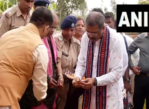 India News | Dharmendra Pradhan Vows to Achieve Net-zero India by 2070, Takes Part in 'Ek Ped Maa Ke Naam' Drive