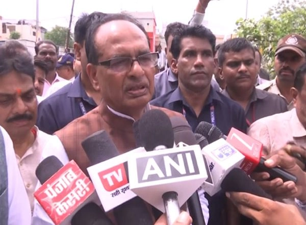 India News | Union Minister Shivraj Singh Chouhan Meets Tribal People in Sehore, Assures Support to Resolve Problem