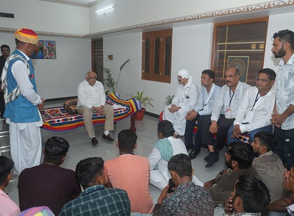 India News | Gujarat: CM Stays Overnight in Remote, Border Village; Interacts with Villagers to Encourage School Enrollment