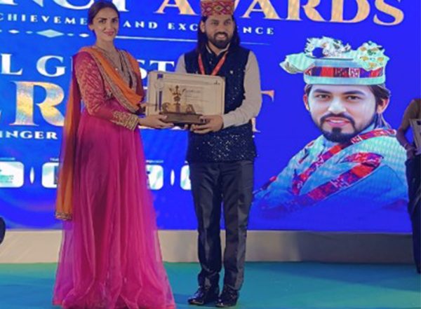 Entertainment News | Esha Deol Presents Himachal Ratan Award to Kullu Folk Singer Inderjeet