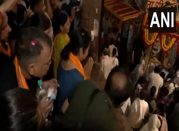 India News | Delhi CM Rekha Gupta Completes Govardhan Parikrama in UP's Mathura