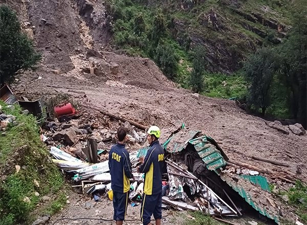 India News | Uttarakhand: Landslide Hits Labour Camp on Yamunotri Highway; 9 Workers Missing, 10 Rescued