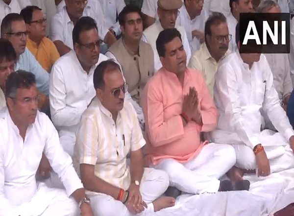 India News | Parvesh Verma, BJP Leaders Attend Prayer Meet on 18th Death Anniversary of Sahib Singh Verma
