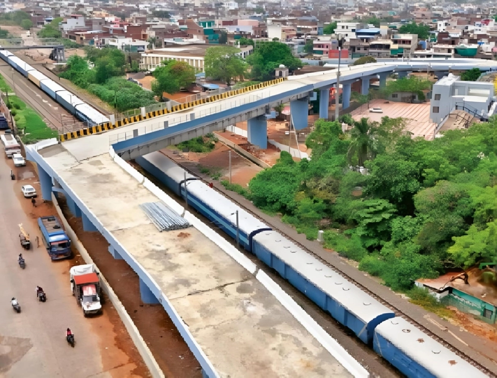 The sharp 90-degree bend has triggered safety concerns among local residents and commuters. Critics warn it could become an 