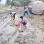 Amethi: Viral Video Shows People Filtering and Taking Refined Oil From Mud After Oil Tanker Overturns in Uttar Pradesh (Watch)