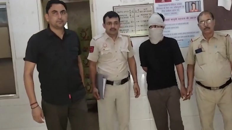 Delhi: Habitual Thief Who Committed Thefts To Fund His Drug Addiction Arrested by Mayur Vihar Police, 1 Motorcycle and 4 Mobiles Recovered (Watch Video)