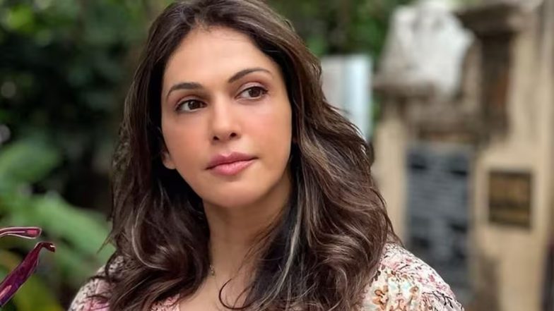 &lsquo;Jaane Kitne Ghar Ujad Gaye&rsquo;: Isha Koppikar Reflects on Fragility of Life After the Horrific Air India AI171 Flight Crash (Watch Video)