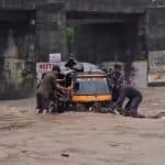 Junagadh Rains: Auto Rickshaw With 3 Passengers Gets Trapped in Water After Heavy Rainfall in Keshod Leads to Flooding in Utavali River, Video Surfaces