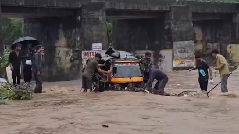Junagadh Rains: Auto Rickshaw With 3 Passengers Gets Trapped in Water After Heavy Rainfall in Keshod Leads to Flooding in Utavali River, Video Surfaces