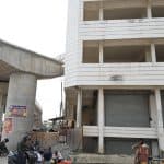Lucknow: Underconstruction Railway Overbridge in Uttar Pradesh’s Para Hits Unusual Hurdle After Flyover Meets 2-Storey Building (See Pics)