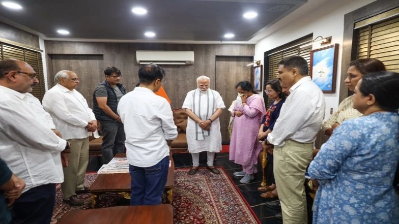 PM Modi Meets Family Members of Ex-CM Vijay Rupani, Remembers His Contributions