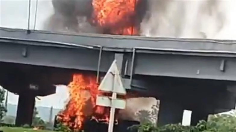 Gurugram: Chemical-Loaded Truck Catches Fire After Falling From Delhi-Mumbai Expressway, Cops and Fire Brigade Personnel Bring Blaze Under Control, Averting Major Disaster (Watch Videos)