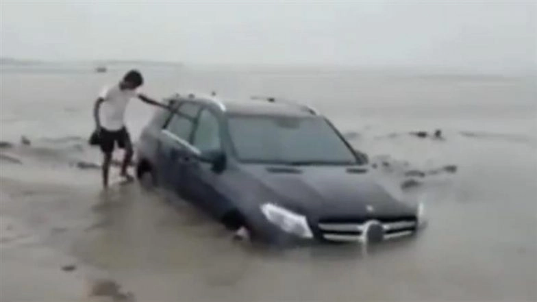 Mercedes-Benz Stuck on Surat Beach: Luxury SUV Gets Stranded in Swampy Sand As Stunt Goes Wrong on Gujarat’s Dumas Beach (Watch Video)