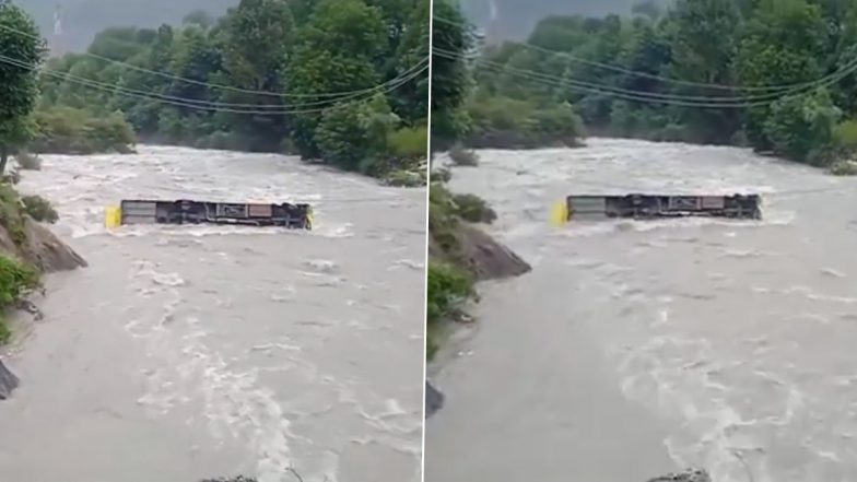 Ganderbal Accident: Bus Carrying ITBP Personnel Falls Into Sindh River in Jammu and Kashmir’s Kullan Amid Heavy Rain (Watch Video)