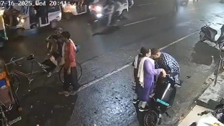 Jewellery Theft by ‘Real-Life Bunty and Babli’ in Lucknow: 2 Thieves Chase Couple, Steal Diamond Ring Worth INR 75,000 From Scooter Dicky (Watch Video)