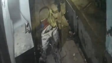 Theft Caught on Camera in Bareilly: Ashtadhatu Radha-Krishna Idol Stolen From Temple by Rickshaw-Borne Thief in UP; Police Launch Probe As Video Goes Viral