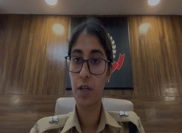 India News | Delhi Police Bust Godown with 94,000 Foreign-made Illicit Cigarette Packs, 2 Arrested