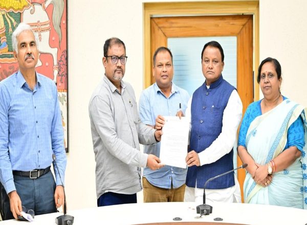 India News | Bhubaneswar: OAS Association Postpones Mass Leave over BMC Official's Assault After Meeting CM Majhi