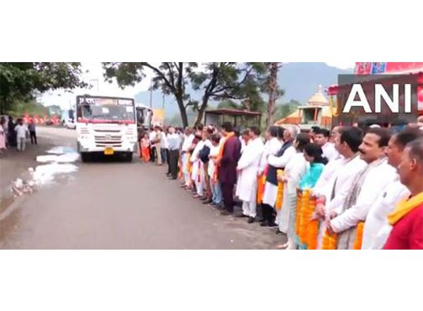 India News | JK LG Manoj Sinha Flags off First Batch of Amarnath Yatra Pilgrims