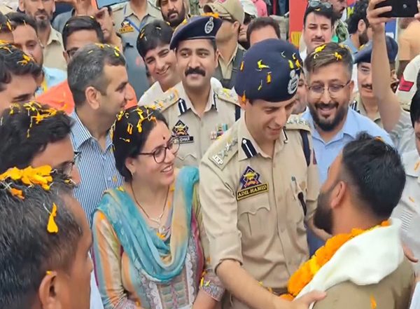India News | First Batch of Amarnath Yatra Pilgrims Arrive in Chanderkote at a 'Langar' Site, Recieve Warm Welcome