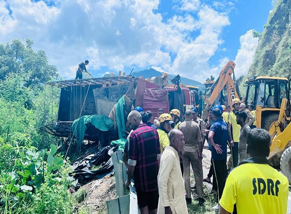 India News | Uttarakhand: Two Kanwariyas Dead, 13 Injured as Truck Overturns in Tehri Garhwal