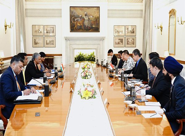 World News | MEA Secy P Kumaran Meets Singapore Foreign Affairs Permanent Secy Luke Goh
