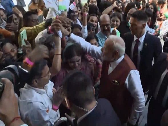 World News | PM Modi Received by Ghana President on Arrival in Accra, Receives Warm Welcome from Members of Indian Diaspora