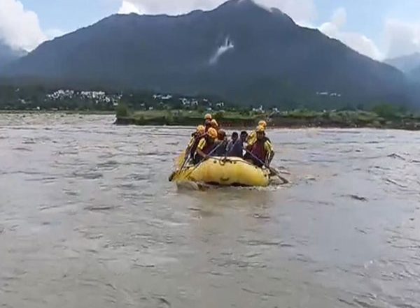 India News | Uttarakhand: SDRF Rescues Workers Trapped in River Near Dakpatthar