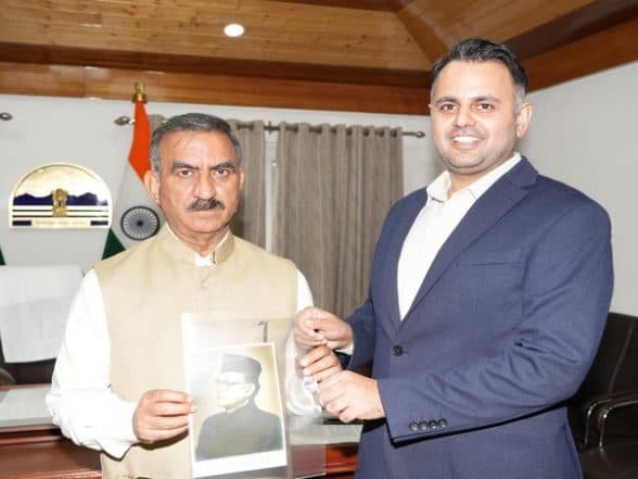 India News | Gokul Butail Presents Autographed Photograph of Netaji Subhash Chandra Bose to Himachal Pradesh CM