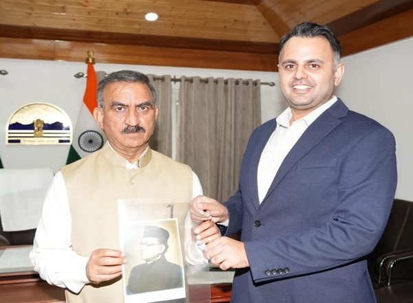 India News | Gokul Butail Presents Autographed Photograph of Netaji Subhash Chandra Bose to Himachal Pradesh CM