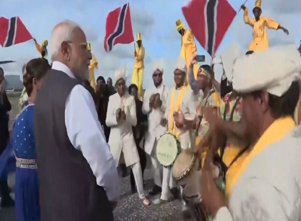 World News | PM Modi Receives Ceremonial Welcome in Trinidad and Tobago, Interacts with Indian Diaspora