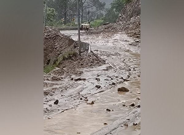 India News | Badrinath National Highway Blocked Due to Debris Falling from the Hill Near Nandprayag and Bhanerpani