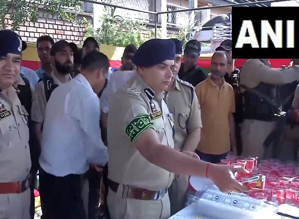 India News | Srinagar: Senior Police Officials Distribute Water Among Shia Mourners Participating in Muharram Procession
