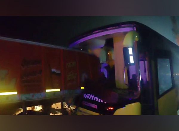 India News | UP: One Dead, Six Injured as Bus Rams into Truck on Agra-Lucknow Expressway