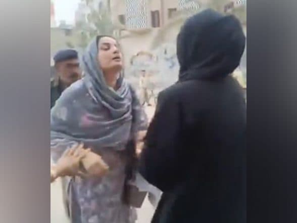 World News | Karachi Police Raid BYC Protest, Arrest Amna Baloch and Three Other Activists Amid Outrage over Youth's Killing