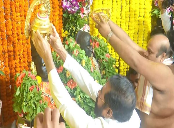 India News | Maharashtra Deputy CM Eknath Shinde Performs Rituals, Prays at Vitthal Rukmini Temple on 'Ashadi Ekadashi'