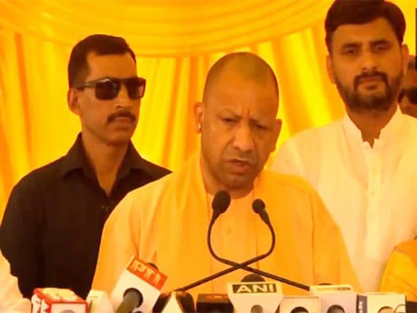 India News | UP: CM Yogi Pays Tribute to Bharatiya Jana Sangh Founder Syama Prasad Mookerjee on His 125th Birth Anniversary
